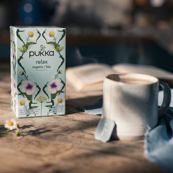 Pukka Te Relax Kamomill & Fänkål 20 påsar – med kopp i miljöbild