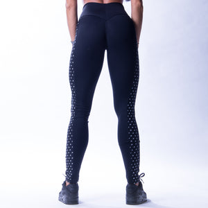 NEBBIA Signature Tights Black – tights på modell framifrån