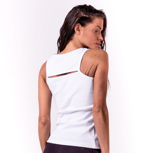 NEBBIA Rib Cut Out Top White – linne på modell bakifrån