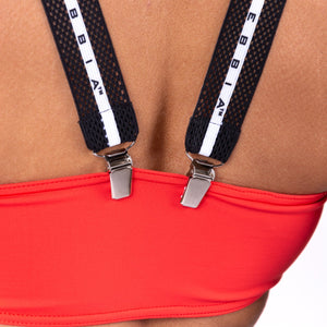 NEBBIA Bandeau Bikini Red – närbild av ryggremmar och spännen
