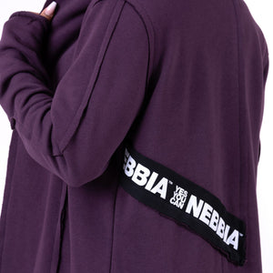 NEBBIA Tail Coat Jacket Burgundy – närbild av jackans ficka och logotyp