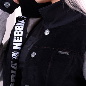 NEBBIA Baseball Jacket Black – närbild av jackans krage och detaljer