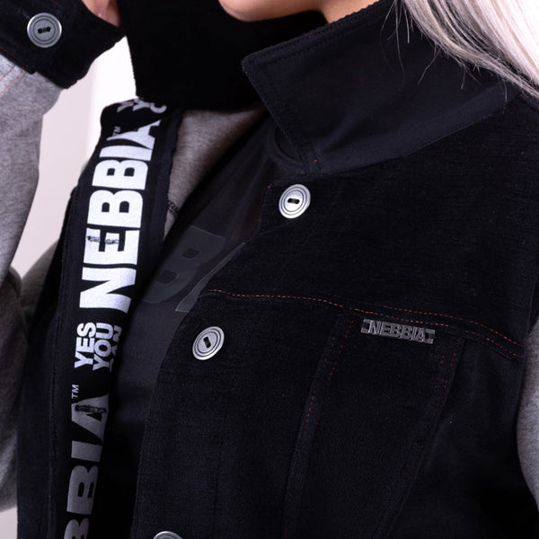 NEBBIA Baseball Jacket Black – närbild av jackans krage och detaljer