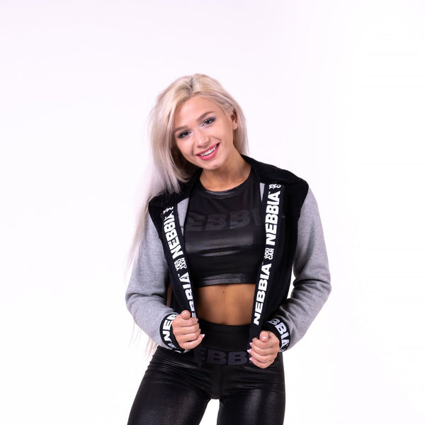 NEBBIA Baseball Jacket Black – baseballjacka på modell framifrån