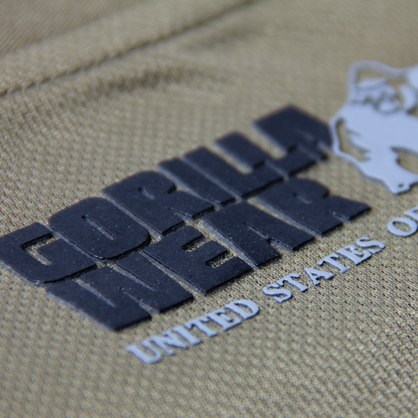 Gorilla Wear Performance T-Shirt Army Green – närbild av brösttryck
