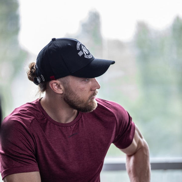 Gorilla Wear Darlington Cap Black – keps på modell i miljöbild