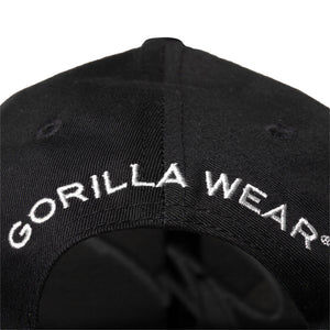 Gorilla Wear Darlington Cap Black – närbild av brodyr på kepsens baksida