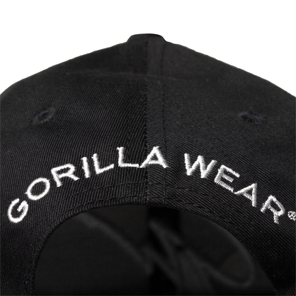 Gorilla Wear Darlington Cap Black – närbild av brodyr på kepsens baksida