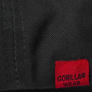 Gorilla Wear Darlington Cap Black – närbild av sidomärke