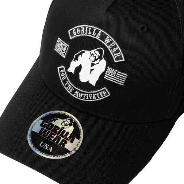 Gorilla Wear Darlington Cap Black – närbild av kepsens frontlogotyp