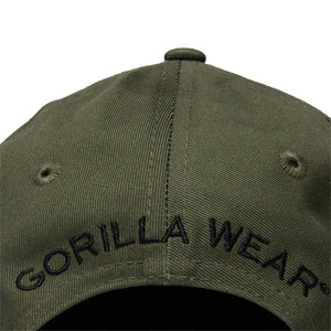 Gorilla Wear Darlington Cap Army Green – närbild av brodyr på kepsens baksida