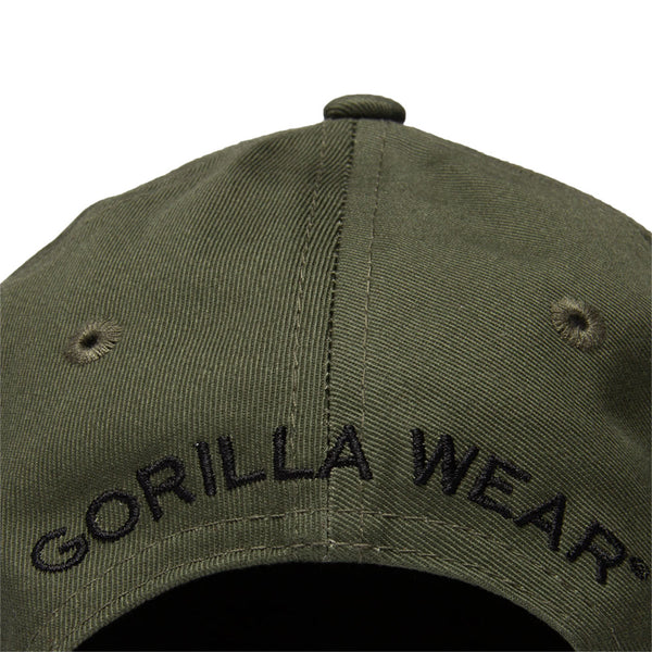 Gorilla Wear Darlington Cap Army Green – närbild av brodyr på kepsens baksida