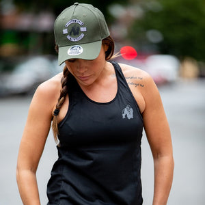 Gorilla Wear Darlington Cap Army Green – keps på modell utomhus