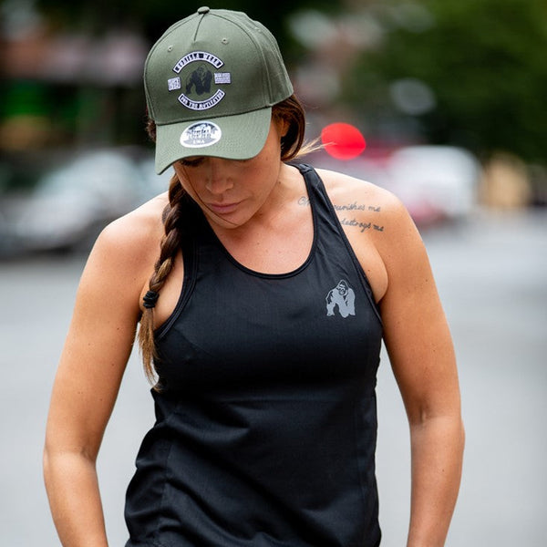 Gorilla Wear Darlington Cap Army Green – keps på modell utomhus