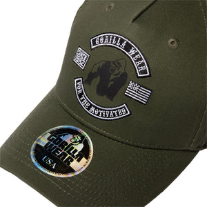 Gorilla Wear Darlington Cap Army Green – närbild av kepsens frontlogotyp