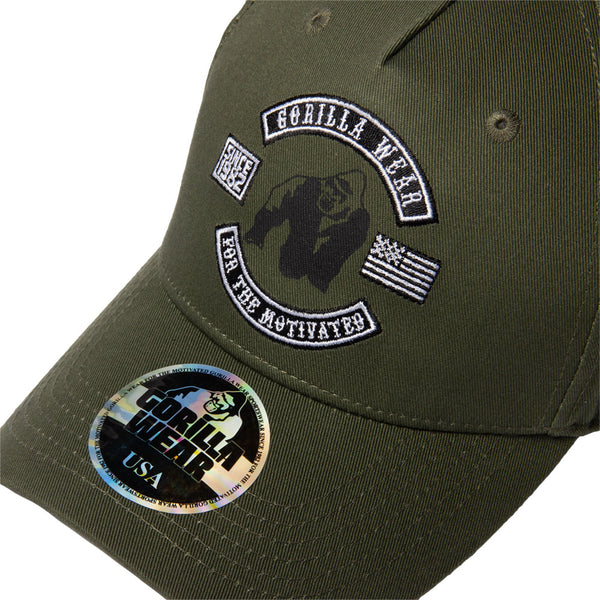 Gorilla Wear Darlington Cap Army Green – närbild av kepsens frontlogotyp
