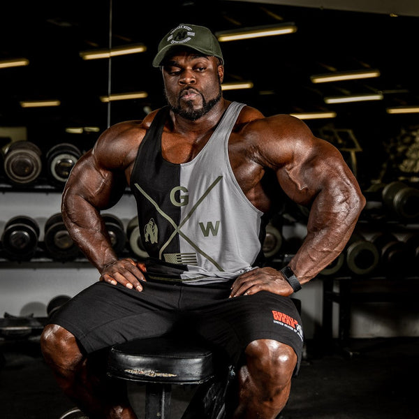 Gorilla Wear Darlington Cap Army Green – keps på modell i gymmiljö