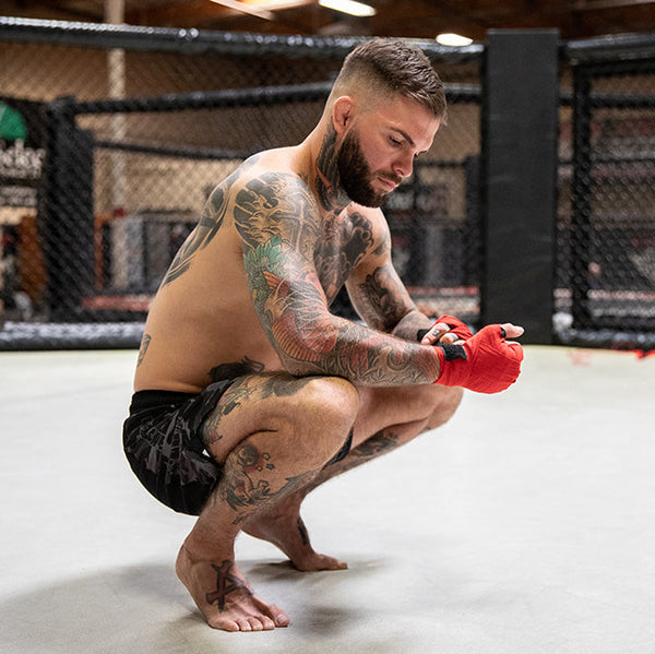 Gorilla Wear Boxing Hand Wraps Röd 2,5 m – boxningslinda som lindas i träningsmiljö