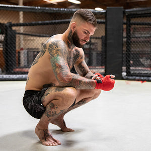 Gorilla Wear Boxing Hand Wraps Red 4 m – boxningslinda som lindas i träningsmiljö