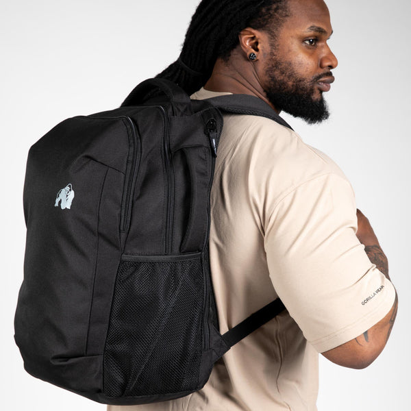 Gorilla Wear Akron Backpack Black 31 L – ryggsäck i användning från sidan