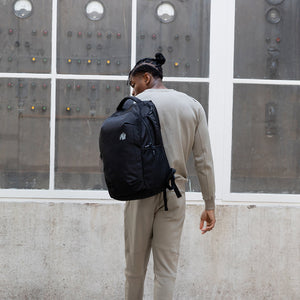 Gorilla Wear Akron Backpack Black 31 L – ryggsäck i användning