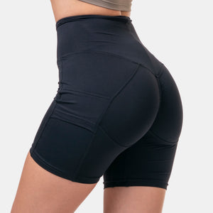 NEBBIA Fit Smart Biker Shorts Black – bikershorts på modell bakifrån