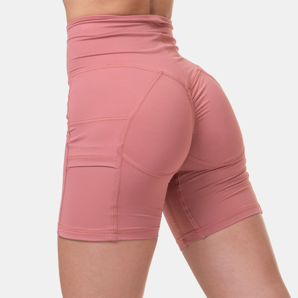 NEBBIA Fit Smart Biker Shorts Old Rose – bikershorts på modell bakifrån