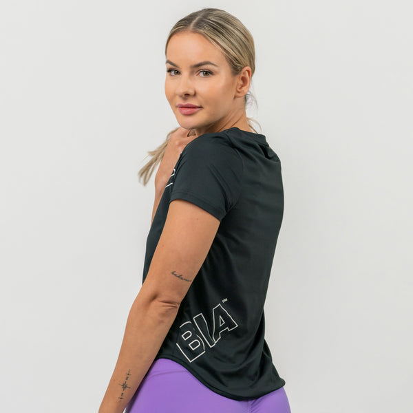 NEBBIA Fit Active Functional T-shirt Black – på modell bakifrån från sidan