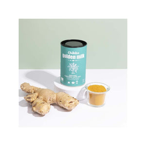 Chikko Not Coffee Golden Milk Lattemix 110 g – Latte Mix med ingefära och kopp i miljöbild