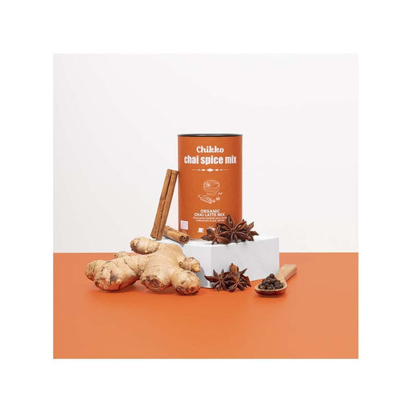 Chikko Not Coffee Chai Lattemix 130 g – Chai Latte Mix med ingredienser i miljöbild