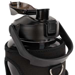 Gorilla Wear Water Bottle With Sleeve 2 L black – närbild av lock och bärhandtag