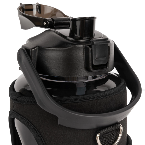 Gorilla Wear Water Bottle With Sleeve 2 L black – närbild av lock och bärhandtag