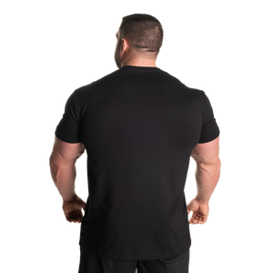 GASP Cadet Tee T-Shirt Black/Flame – på modell bakifrån