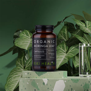 Kiki Health Organic Moringa 120 kapslar – Leaf-burk i grön miljöbild