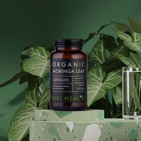 Kiki Health Organic Moringa 120 kapslar – Leaf-burk i grön miljöbild
