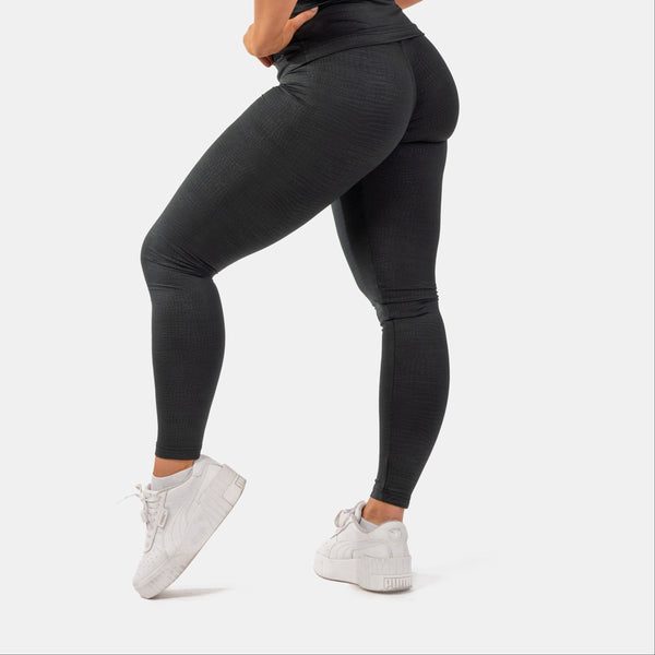NEBBIA Python SnakeSkin High-Waist Leggings Black – leggings på modell från sidan