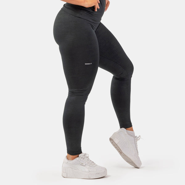 NEBBIA Python SnakeSkin High-Waist Leggings Black – leggings på modell framifrån