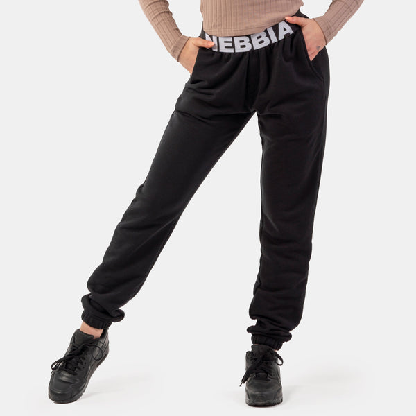NEBBIA Iconic Mid-Waist Sweatpants Black – sweatpants på modell framifrån