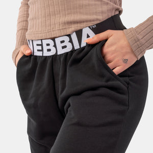 NEBBIA Iconic Mid-Waist Sweatpants Black – detaljbild