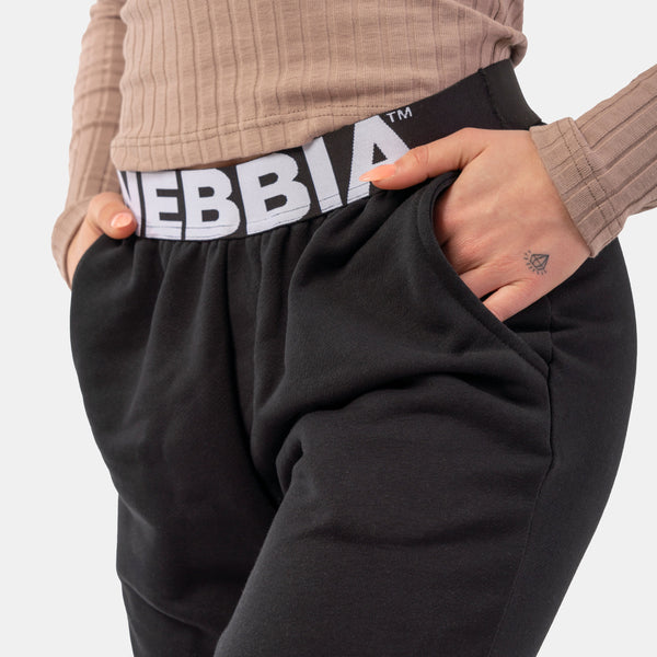 NEBBIA Iconic Mid-Waist Sweatpants Black – detaljbild