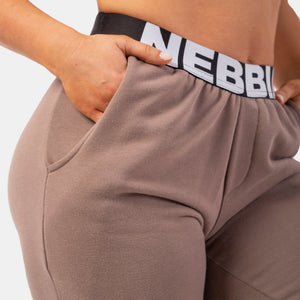 NEBBIA Iconic Mid-Waist Sweatpants Brown – detaljbild
