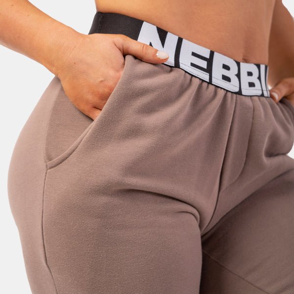 NEBBIA Iconic Mid-Waist Sweatpants Brown – detaljbild