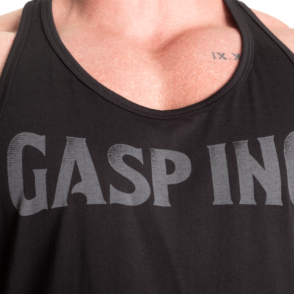 GASP Essential T-Back Linne Svart/Grå – närbild av brösttryck