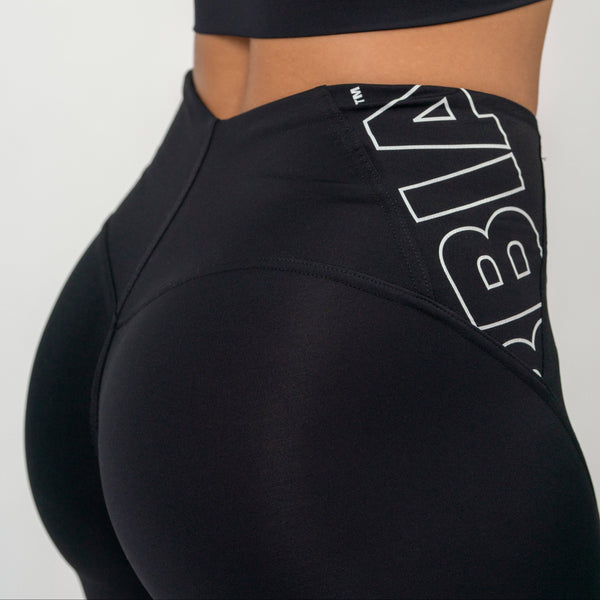 NEBBIA Fit Active High Waist Leggings Black – närbild av leggingsens midja och logotyp