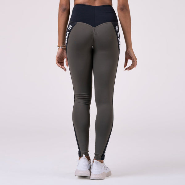 NEBBIA Hero Iconic Tights Safari – tights på modell bakifrån