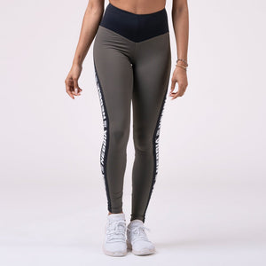 NEBBIA Hero Iconic Tights Safari – tights på modell framifrån
