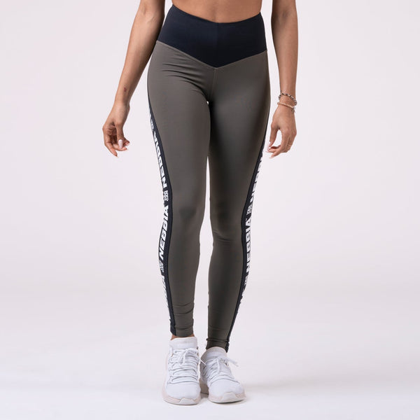 NEBBIA Hero Iconic Tights Safari – tights på modell framifrån