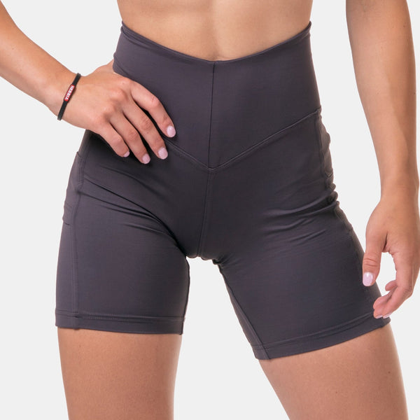 NEBBIA Fit Smart Biker Shorts Marron – bikershorts på modell framifrån
