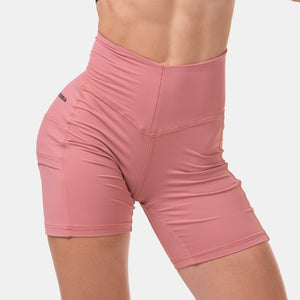 NEBBIA Fit Smart Biker Shorts Old Rose – bikershorts på modell framifrån
