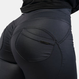 NEBBIA High Waist Glossy Look Bubble Butt Pants vulcanic black – detaljbild